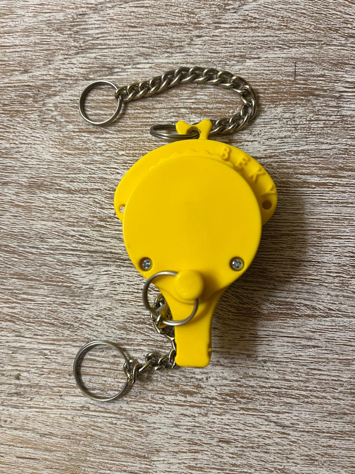 Beky giallo con adesivo personalizzato